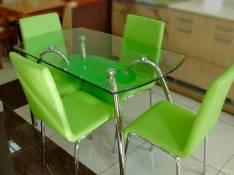 Стол стеклянный с зеленым подстольем